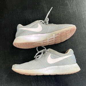 Nike Tanjun tennis shoes